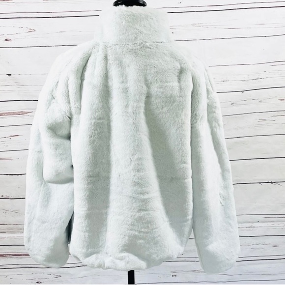 An oversized Swoosh logo meets luxe faux fur Sherpa in a wear-anywhere jacket - Picture 6 of 9